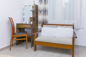 Relax in Elliniko Hidden Gem-vintage Bungalow With Garden and Hot Tub 