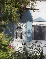 Relax in Elliniko Hidden Gem-vintage Bungalow With Garden and Hot Tub 