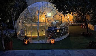 Relax in Elliniko Hidden Gem-vintage Bungalow With Garden and Hot Tub 