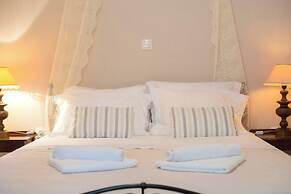 Relax in Elliniko Hidden Gem-vintage Bungalow With Garden and Hot Tub 