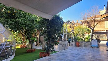 Relax in Elliniko Hidden Gem-vintage Bungalow With Garden and Hot Tub 