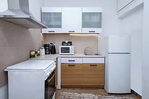 Relax in Elliniko Hidden Gem-vintage Bungalow With Garden and Hot Tub 