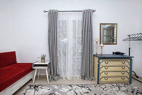 Relax in Elliniko Hidden Gem-vintage Bungalow With Garden and Hot Tub 