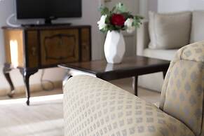 Relax in Elliniko Hidden Gem-vintage Bungalow With Garden and Hot Tub 