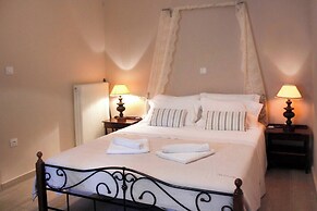 Relax in Elliniko Hidden Gem-vintage Bungalow With Garden and Hot Tub 