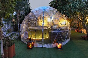 Relax in Elliniko Hidden Gem-vintage Bungalow With Garden and Hot Tub 