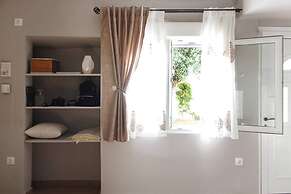 Relax in Elliniko Hidden Gem-vintage Bungalow With Garden and Hot Tub 