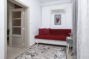 Relax in Elliniko Hidden Gem-vintage Bungalow With Garden and Hot Tub 