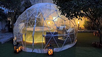 Relax in Elliniko Hidden Gem-vintage Bungalow With Garden and Hot Tub 