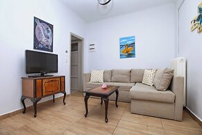 Relax in Elliniko Hidden Gem-vintage Bungalow With Garden and Hot Tub 