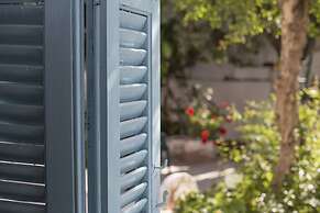 Relax in Elliniko Hidden Gem-vintage Bungalow With Garden and Hot Tub 