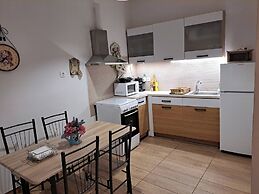 Relax in Elliniko Hidden Gem-vintage Bungalow With Garden and Hot Tub 