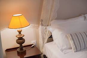 Relax in Elliniko Hidden Gem-vintage Bungalow With Garden and Hot Tub 