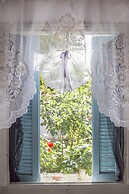 Relax in Elliniko Hidden Gem-vintage Bungalow With Garden and Hot Tub 