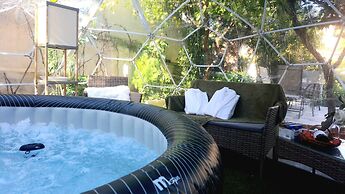 Relax in Elliniko Hidden Gem-vintage Bungalow With Garden and Hot Tub 