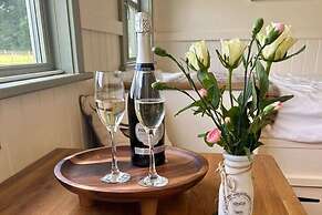 Luxury Shepherds Hut set in a Countryside Setting