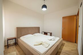 Tirent Apartment - Spacious 2-Bedroom Stay Near Liqeni i Thatë