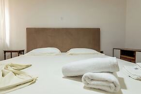 Tirent Apartment - Spacious 2-Bedroom Stay Near Liqeni i Thatë