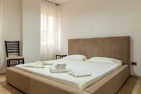 Tirent Apartment - Spacious 2-Bedroom Stay Near Liqeni i Thatë
