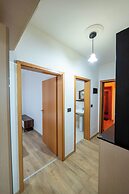 Tirent Apartment - Spacious 2-Bedroom Stay Near Liqeni i Thatë