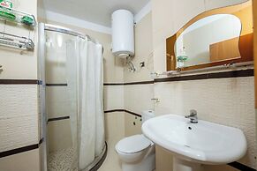 Tirent Apartment - Spacious 2-Bedroom Stay Near Liqeni i Thatë
