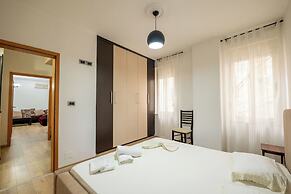 Tirent Apartment - Spacious 2-Bedroom Stay Near Liqeni i Thatë