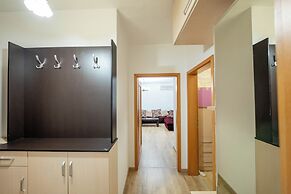 Tirent Apartment - Spacious 2-Bedroom Stay Near Liqeni i Thatë