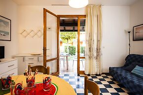 Cozy Townhouse With Pool and Garden