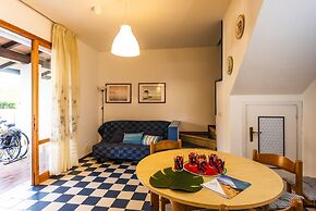 Cozy Townhouse With Pool and Garden