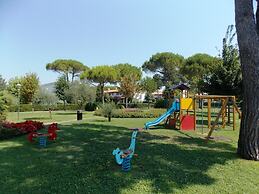 Cozy Townhouse With Pool and Garden