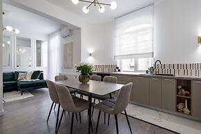 Elegant & Bright 2BR Condos - Steps from Old Town