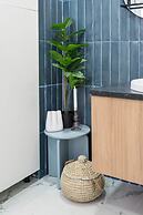 Elegant & Bright 2BR Condos - Steps from Old Town