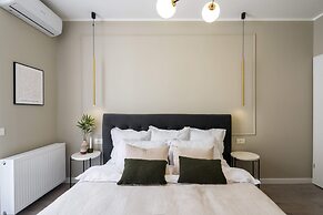 Elegant & Bright 2BR Condos - Steps from Old Town