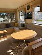 3-bed Seaside Holiday Home -pet Friendly & Parking