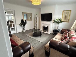 Cosy 3-bed Retreat - Garden, Parking & Bbq