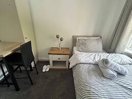 Cosy 3-bed Retreat - Garden, Parking & Bbq