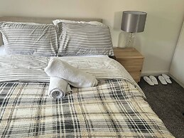 Cosy 3-bed Retreat - Garden, Parking & Bbq