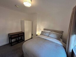 Cosy 3-bed Retreat - Garden, Parking & Bbq