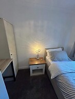 Cosy 3-bed Retreat - Garden, Parking & Bbq