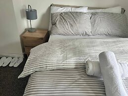 Cosy 3-bed Retreat - Garden, Parking & Bbq