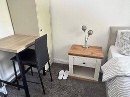 Cosy 3-bed Retreat - Garden, Parking & Bbq