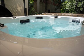 Sunset B Apartment with Private Jacuzzi