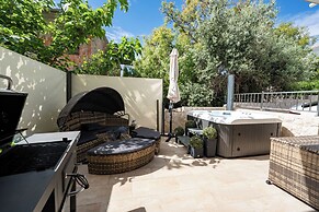 Sunset B Apartment with Private Jacuzzi