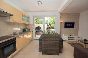 Sunset B Apartment with Private Jacuzzi