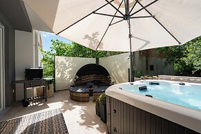 Sunset B Apartment with Private Jacuzzi