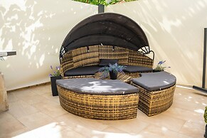 Sunset B Apartment with Private Jacuzzi