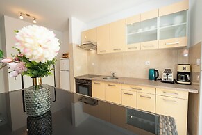 Sunset B Apartment with Private Jacuzzi