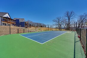 Walk to Branson Strip: Inviting Condo!