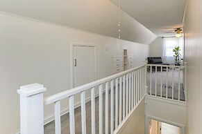 13 Mi to Downtown Baltimore: Quiet Home w/ Porch