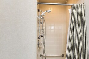 13 Mi to Downtown Baltimore: Quiet Home w/ Porch